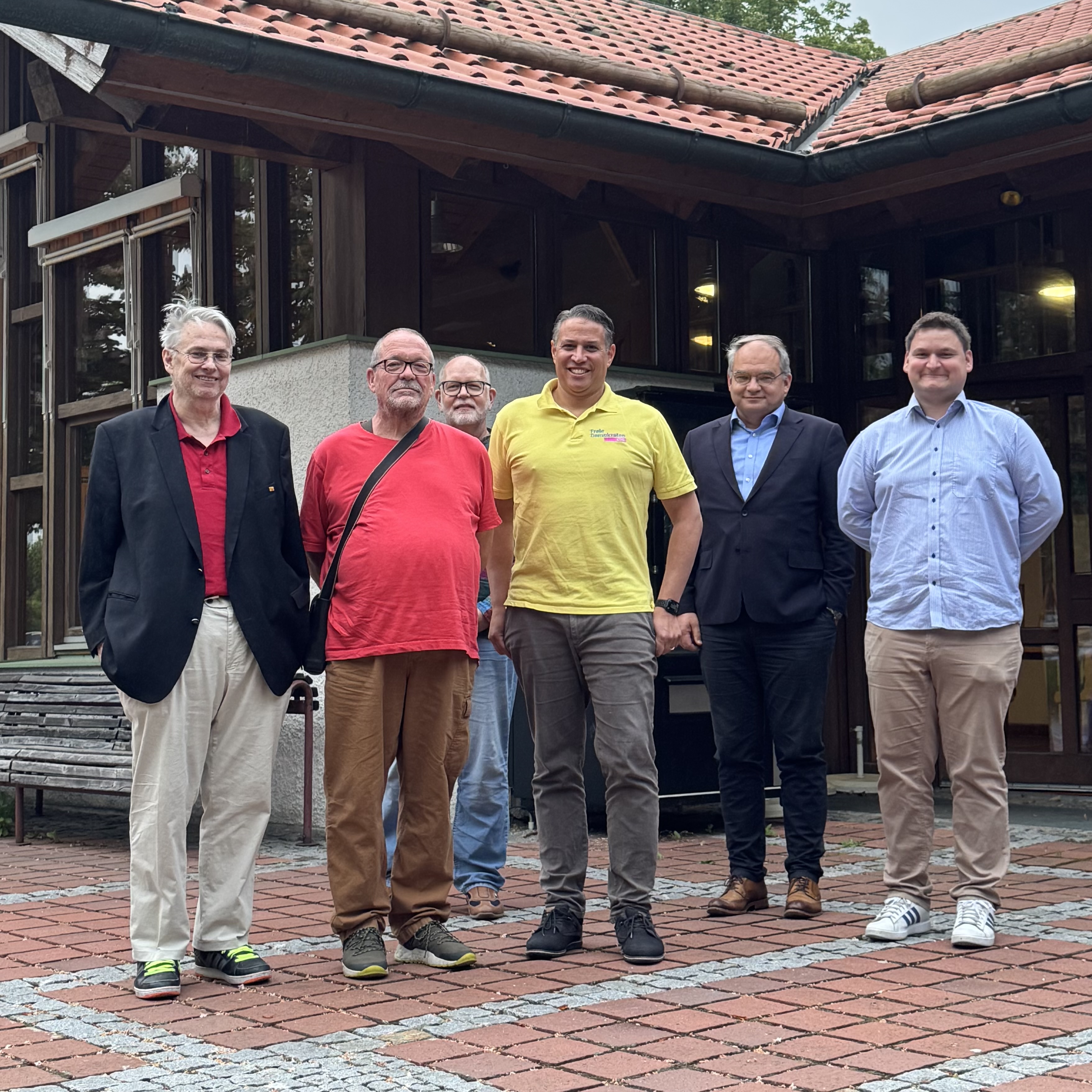 Gruppenbild FDP Baierbrunn vor dem Sport- und Bürgerzentrum