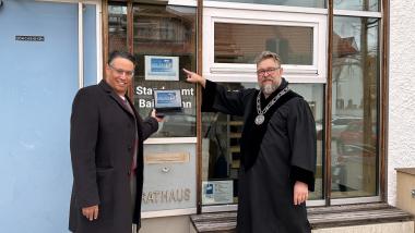 Bild der BayernWLAN Start durch Bürgermeister Ott und Gemeinderat Nath (FDP)