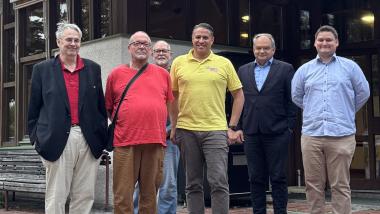 Gruppenbild FDP Baierbrunn vor dem Sport- und Bürgerzentrum